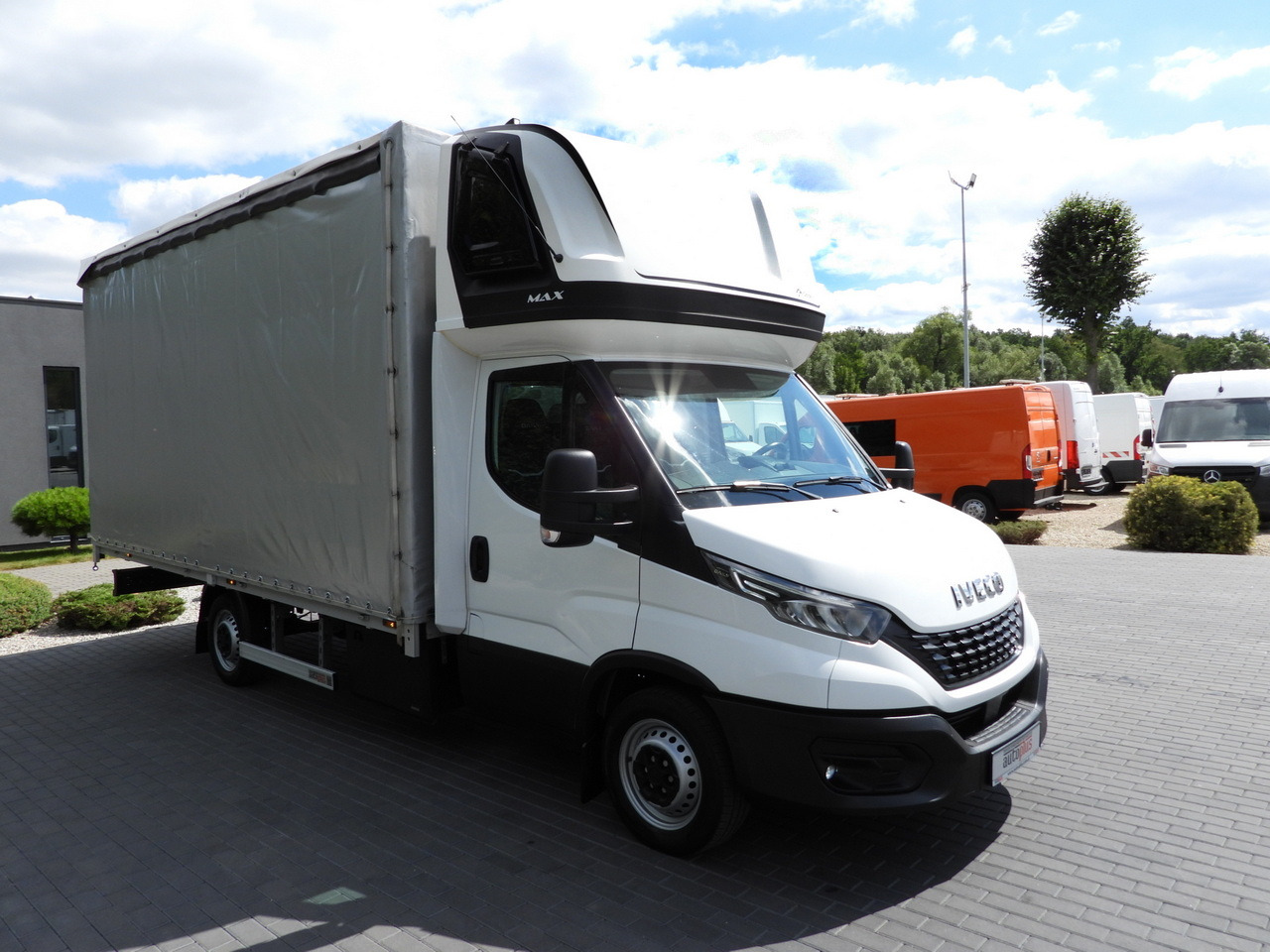 IVECO DAILY 35S18 TARPAULIN 10 PALLETS WEBASTO CRUISE CONTROL NAVIGATION LED LIGHTS AIR CONDITIONING 180HP - כלי רכב מסחרי עם וילונות צד: תמונה 4 IVECO DAILY 35S18 TARPAULIN 10 PALLETS WEBASTO CRUISE CONTROL NAVIGATION LED LIGHTS AIR CONDITIONING 180HP - כלי רכב מסחרי עם וילונות צד: תמונה 4