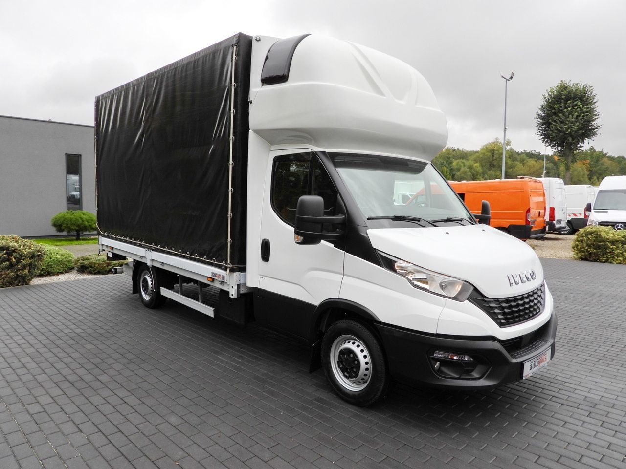 IVECO DAILY 35S18 TARPAULIN LIFT 8 PALLETS WEBASTO CRUISE CONTROL AIR CONDITIONING 180HP - כלי רכב מסחרי עם וילונות צד: תמונה 4 IVECO DAILY 35S18 TARPAULIN LIFT 8 PALLETS WEBASTO CRUISE CONTROL AIR CONDITIONING 180HP - כלי רכב מסחרי עם וילונות צד: תמונה 4