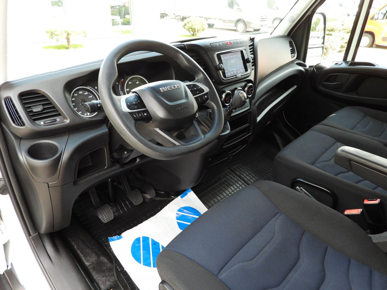 Iveco DAILY 35C16 KOFFER AUFZUG 8 PALETTEN TEMPOMAT Iveco DAILY 35C16 KOFFER AUFZUG 8 PALETTEN TEMPOMAT - כלי רכב מסחרי עם תיבה: תמונה 2 Iveco DAILY 35C16 KOFFER AUFZUG 8 PALETTEN TEMPOMAT Iveco DAILY 35C16 KOFFER AUFZUG 8 PALETTEN TEMPOMAT - כלי רכב מסחרי עם תיבה: תמונה 2