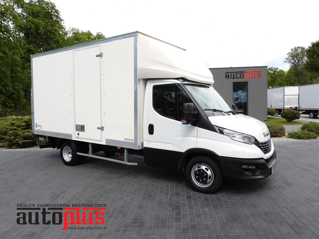 Iveco DAILY 35C16 KOFFER AUFZUG 8 PALETTEN TEMPOMAT Iveco DAILY 35C16 KOFFER AUFZUG 8 PALETTEN TEMPOMAT - כלי רכב מסחרי עם תיבה: תמונה 1 Iveco DAILY 35C16 KOFFER AUFZUG 8 PALETTEN TEMPOMAT Iveco DAILY 35C16 KOFFER AUFZUG 8 PALETTEN TEMPOMAT - כלי רכב מסחרי עם תיבה: תמונה 1