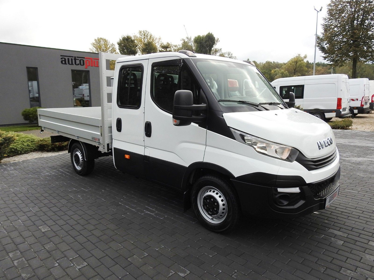 Iveco DAILY 35S15 PRITSCHE DOPPELKABINE DOKA 7 SITZE - כלי רכב מסחרי במיטה שטוחה, כלי רכב מסחרי קומבי: תמונה 4 Iveco DAILY 35S15 PRITSCHE DOPPELKABINE DOKA 7 SITZE - כלי רכב מסחרי במיטה שטוחה, כלי רכב מסחרי קומבי: תמונה 4