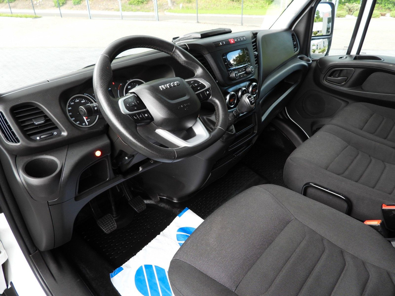 Iveco DAILY 35S18 PRITSCHE PLANE AUFZUG 8 PALETTEN - כלי רכב מסחרי עם וילונות צד: תמונה 2 Iveco DAILY 35S18 PRITSCHE PLANE AUFZUG 8 PALETTEN - כלי רכב מסחרי עם וילונות צד: תמונה 2