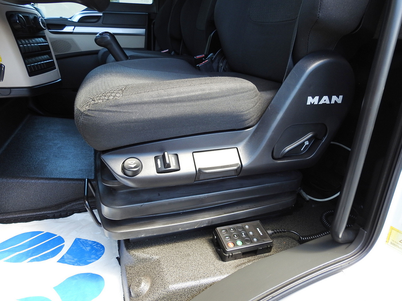 משאית קירור MAN TGL 10.180 REGRIGERATOR BOX -20*C 11 PALLETS POWER SUPPLY 230V AIR CONDITIONING PNEUMATICS TWIN WHEELS 180HP: תמונה 34 משאית קירור MAN TGL 10.180 REGRIGERATOR BOX -20*C 11 PALLETS POWER SUPPLY 230V AIR CONDITIONING PNEUMATICS TWIN WHEELS 180HP: תמונה 34