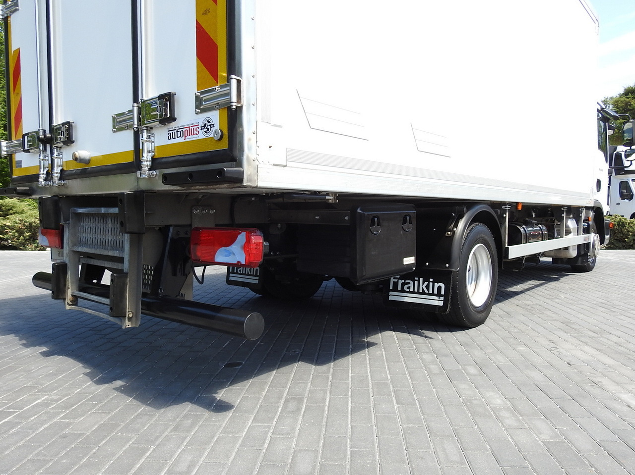 משאית קירור MAN TGL 10.180 REGRIGERATOR BOX -20*C 11 PALLETS POWER SUPPLY 230V AIR CONDITIONING PNEUMATICS TWIN WHEELS 180HP: תמונה 29 משאית קירור MAN TGL 10.180 REGRIGERATOR BOX -20*C 11 PALLETS POWER SUPPLY 230V AIR CONDITIONING PNEUMATICS TWIN WHEELS 180HP: תמונה 29