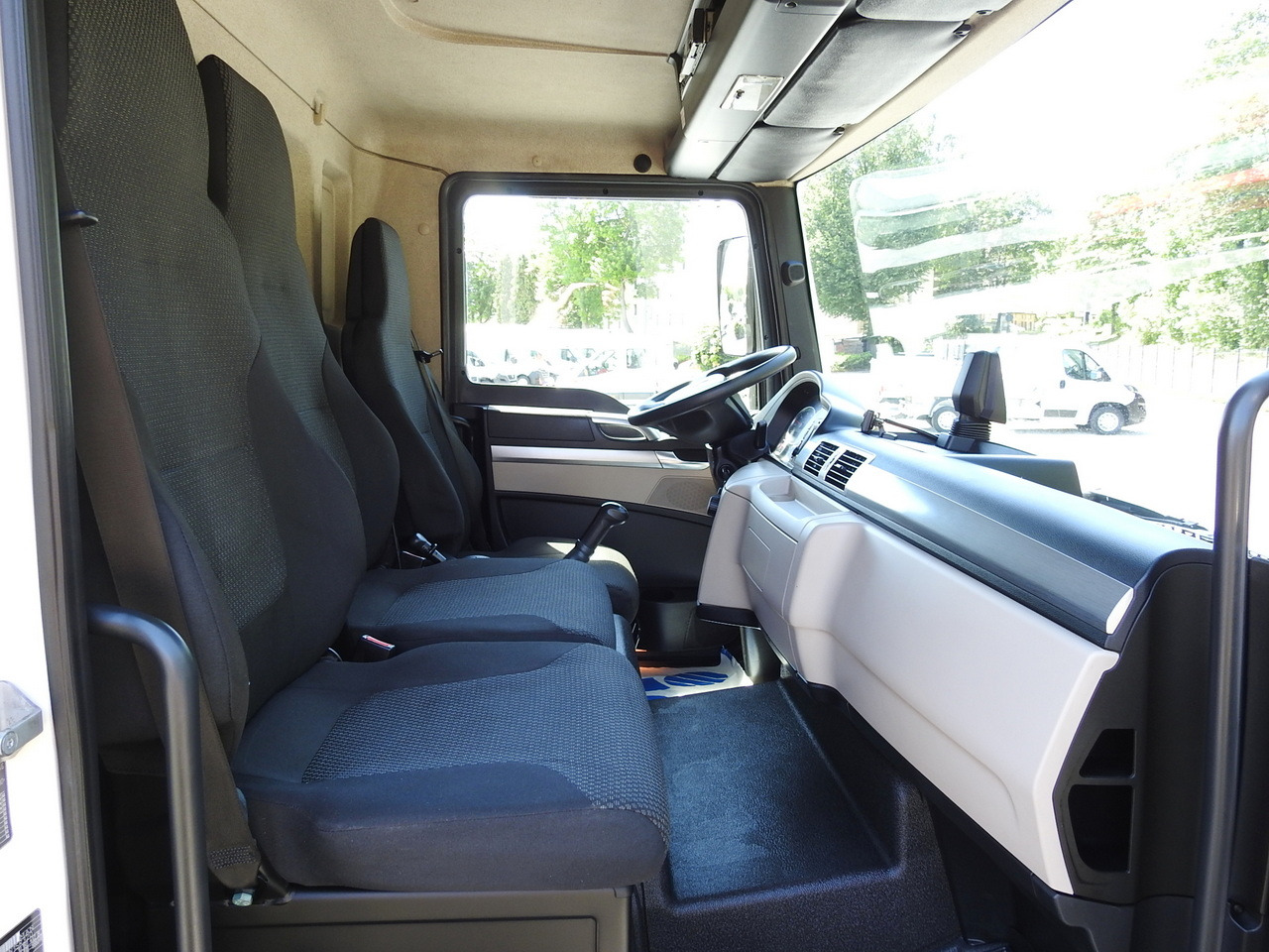 משאית קירור MAN TGL 10.180 REGRIGERATOR BOX -20*C 11 PALLETS POWER SUPPLY 230V AIR CONDITIONING PNEUMATICS TWIN WHEELS 180HP: תמונה 43 משאית קירור MAN TGL 10.180 REGRIGERATOR BOX -20*C 11 PALLETS POWER SUPPLY 230V AIR CONDITIONING PNEUMATICS TWIN WHEELS 180HP: תמונה 43