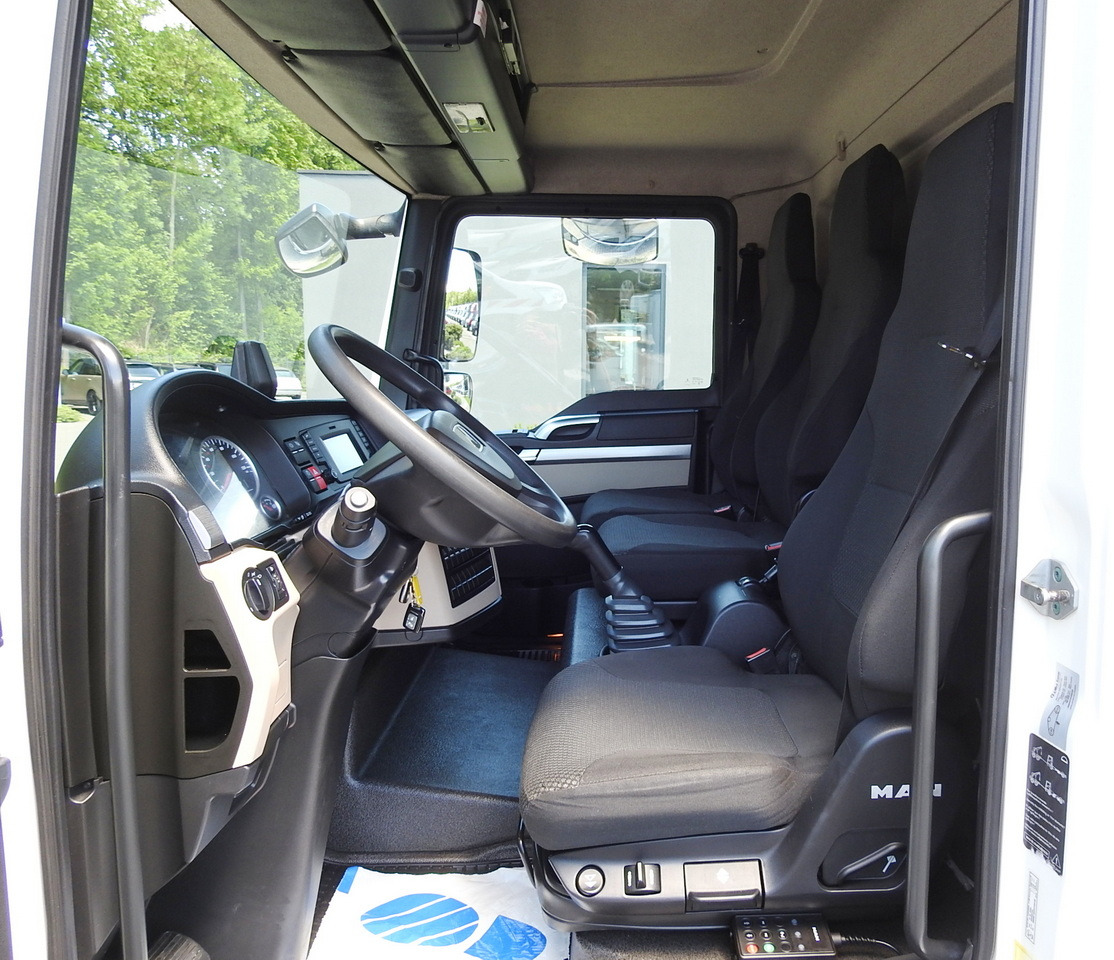 משאית קירור MAN TGL 10.180 REGRIGERATOR BOX -20*C 11 PALLETS POWER SUPPLY 230V AIR CONDITIONING PNEUMATICS TWIN WHEELS 180HP: תמונה 33 משאית קירור MAN TGL 10.180 REGRIGERATOR BOX -20*C 11 PALLETS POWER SUPPLY 230V AIR CONDITIONING PNEUMATICS TWIN WHEELS 180HP: תמונה 33