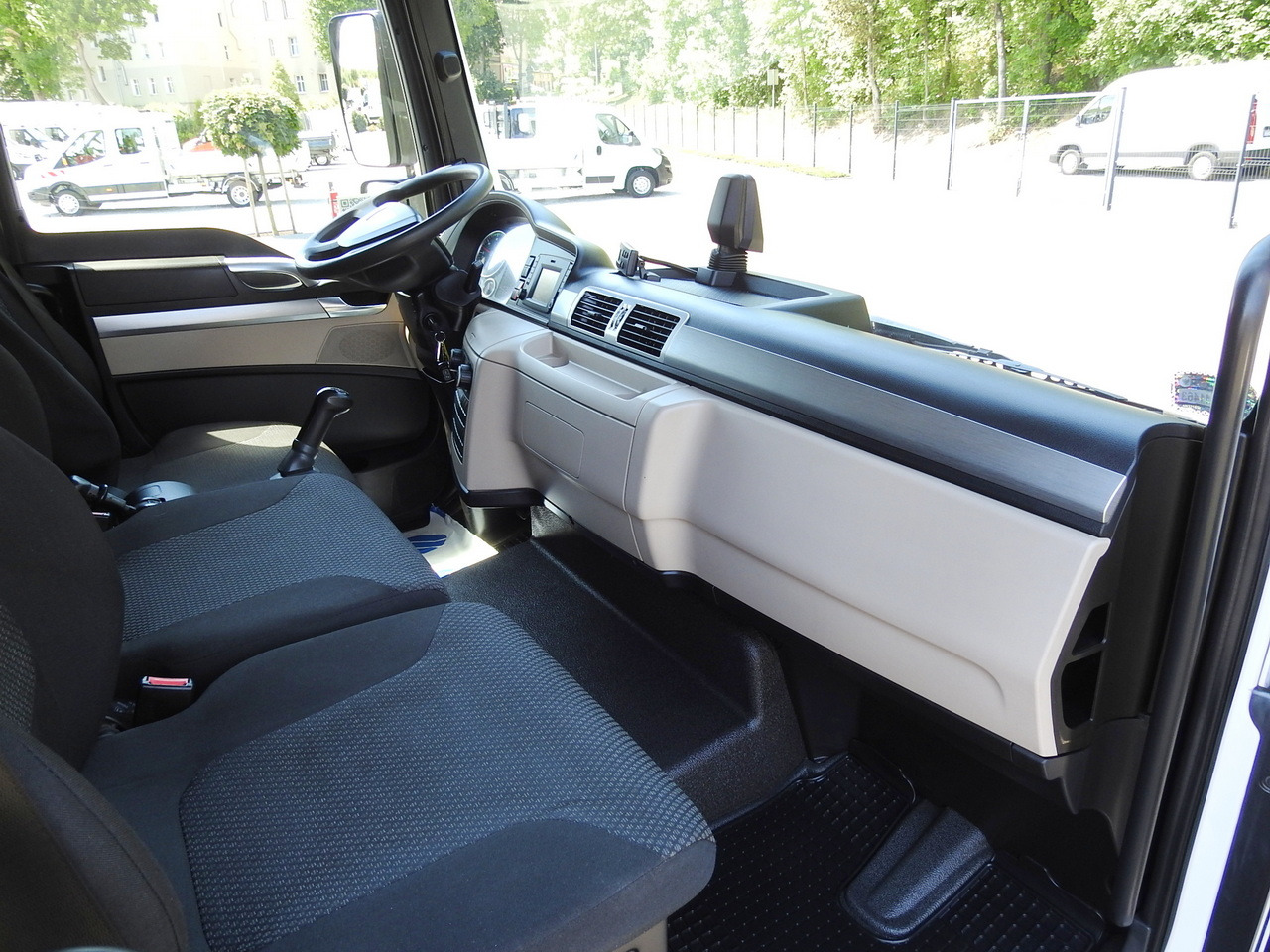 משאית קירור MAN TGL 10.180 REGRIGERATOR BOX -20*C 11 PALLETS POWER SUPPLY 230V AIR CONDITIONING PNEUMATICS TWIN WHEELS 180HP: תמונה 45 משאית קירור MAN TGL 10.180 REGRIGERATOR BOX -20*C 11 PALLETS POWER SUPPLY 230V AIR CONDITIONING PNEUMATICS TWIN WHEELS 180HP: תמונה 45