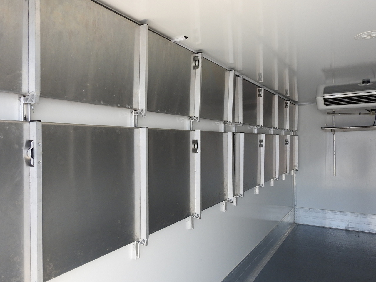 משאית קירור MAN TGL 10.180 REGRIGERATOR BOX -20*C 11 PALLETS POWER SUPPLY 230V AIR CONDITIONING PNEUMATICS TWIN WHEELS 180HP: תמונה 25 משאית קירור MAN TGL 10.180 REGRIGERATOR BOX -20*C 11 PALLETS POWER SUPPLY 230V AIR CONDITIONING PNEUMATICS TWIN WHEELS 180HP: תמונה 25