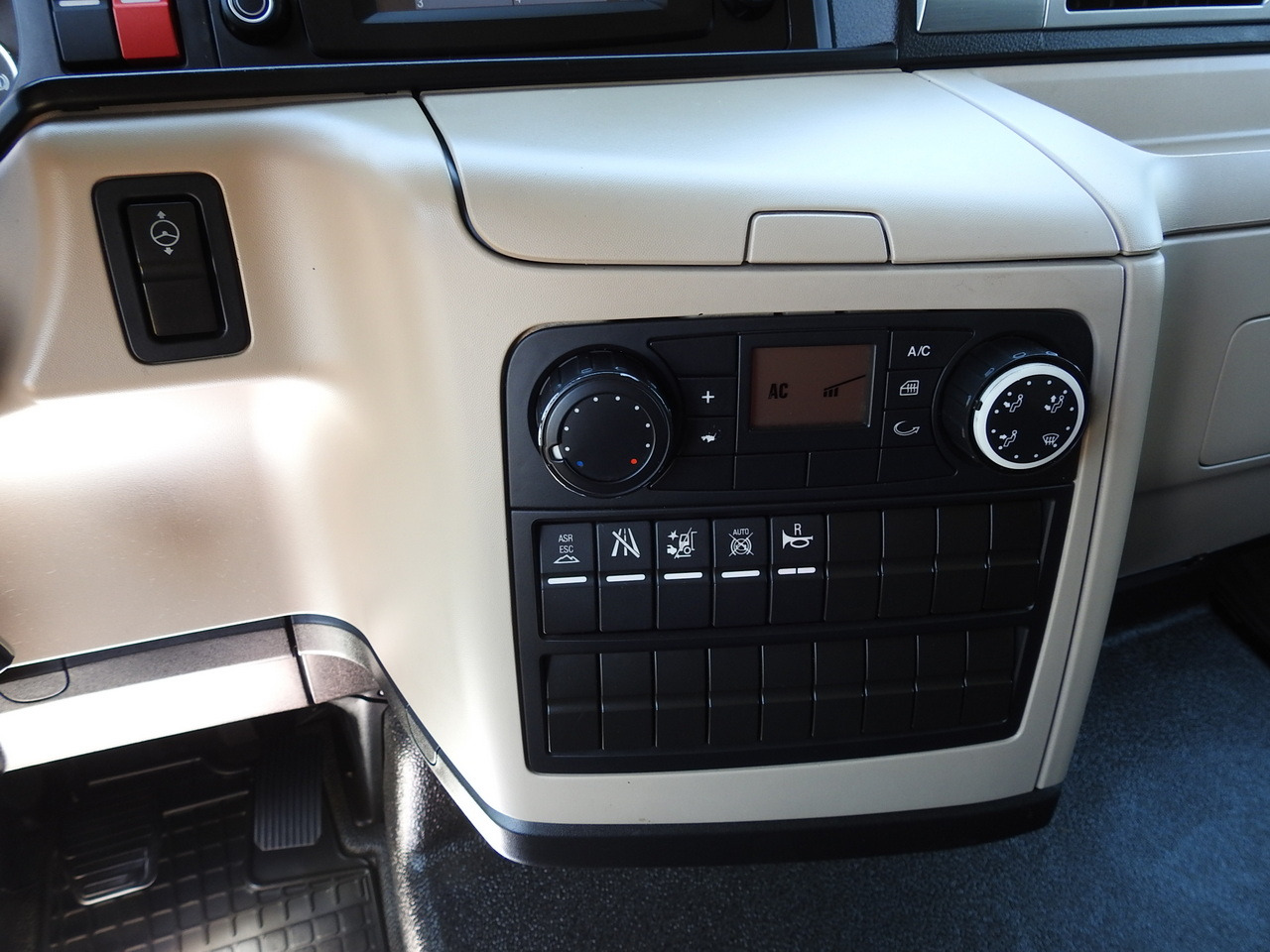 משאית קירור MAN TGL 10.180 REGRIGERATOR BOX -20*C 11 PALLETS POWER SUPPLY 230V AIR CONDITIONING PNEUMATICS TWIN WHEELS 180HP: תמונה 40 משאית קירור MAN TGL 10.180 REGRIGERATOR BOX -20*C 11 PALLETS POWER SUPPLY 230V AIR CONDITIONING PNEUMATICS TWIN WHEELS 180HP: תמונה 40