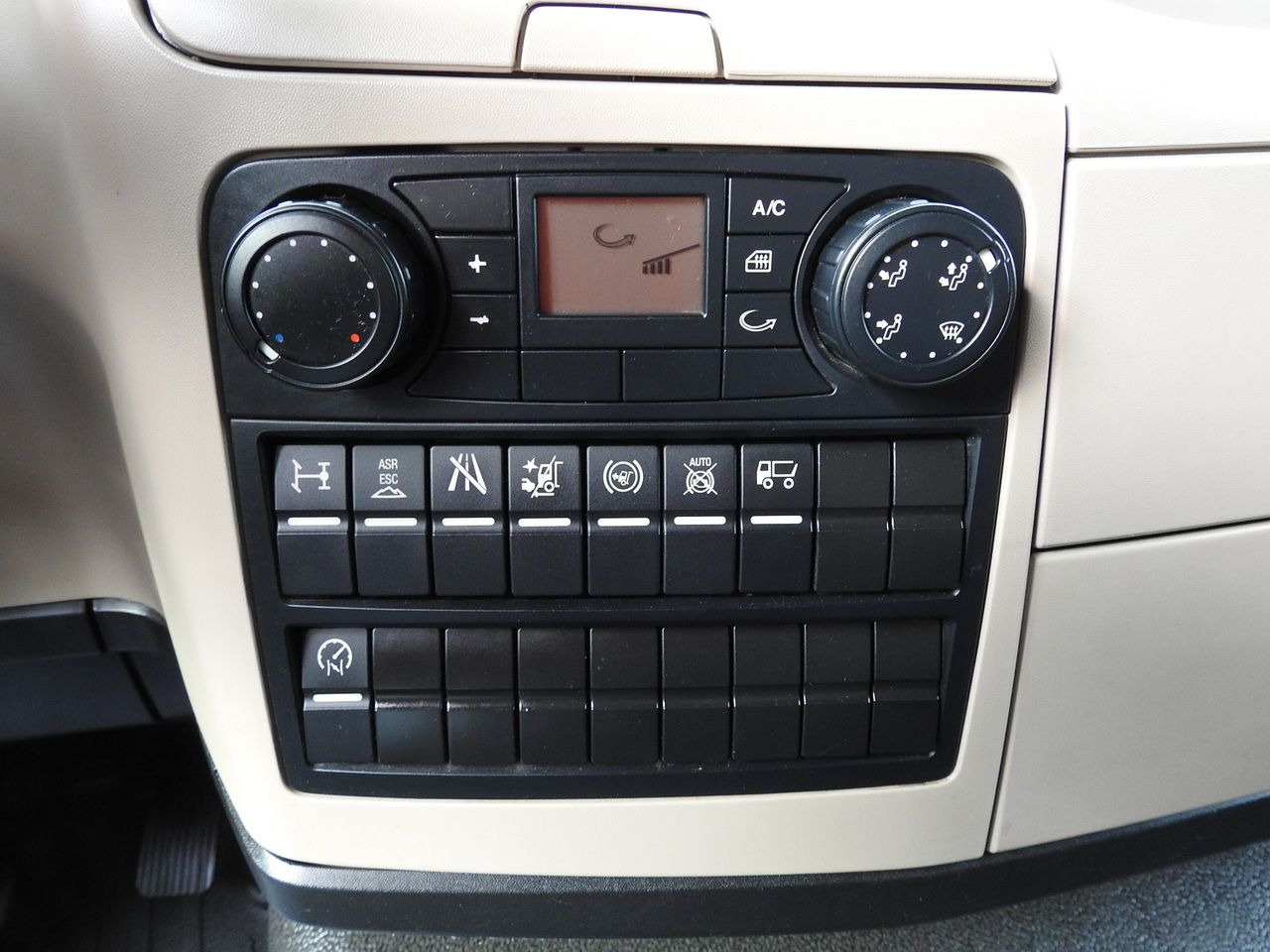 כלי רכב מסחרי עם תיבה MAN TGL 12.220 BOX LIFT 18 PALLETS CRUISE CONTROLAIR CONDITIONING PNEUMATICS AUTOMATIC TWIN WHEELS 220HP: תמונה 40 כלי רכב מסחרי עם תיבה MAN TGL 12.220 BOX LIFT 18 PALLETS CRUISE CONTROLAIR CONDITIONING PNEUMATICS AUTOMATIC TWIN WHEELS 220HP: תמונה 40