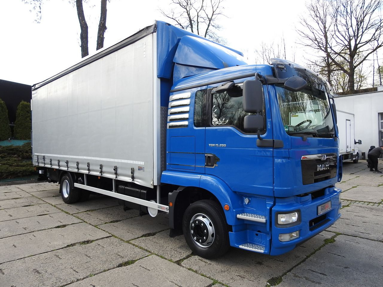 MAN TGM 15.290 TARPAULIN LIFT 18 PALLETS CRUISE CONTROL TWIN WHEELS AIR CONDITIONING 290HP - משאית וילונות צד: תמונה 4 MAN TGM 15.290 TARPAULIN LIFT 18 PALLETS CRUISE CONTROL TWIN WHEELS AIR CONDITIONING 290HP - משאית וילונות צד: תמונה 4