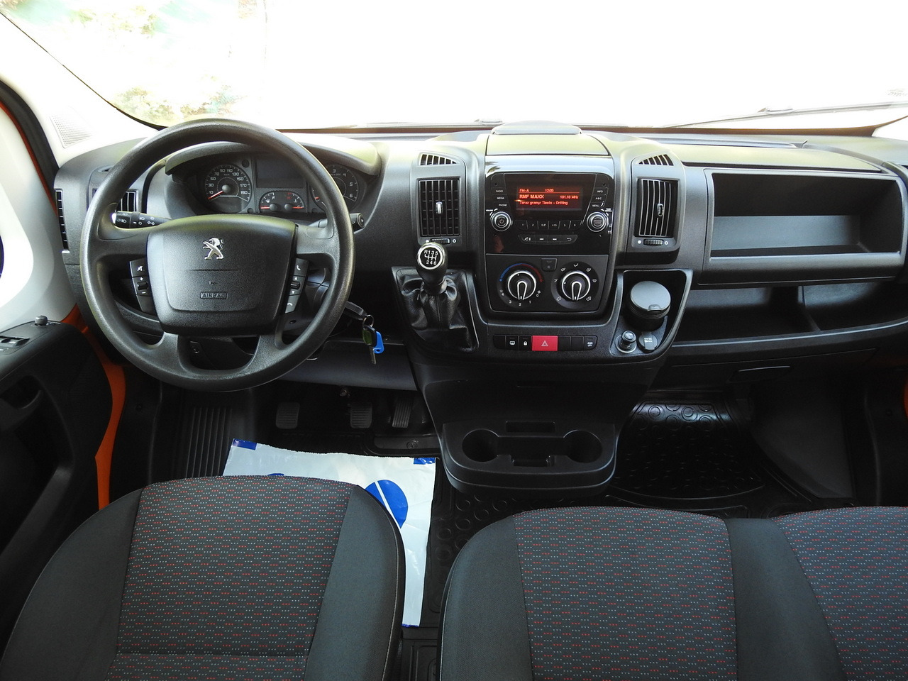 PEUGEOT BOXER BOX DELIVERY VAN 7 SEATS AIR CONDITIONING 120HP - כלי רכב מסחרי עם לוח: תמונה 2 PEUGEOT BOXER BOX DELIVERY VAN 7 SEATS AIR CONDITIONING 120HP - כלי רכב מסחרי עם לוח: תמונה 2