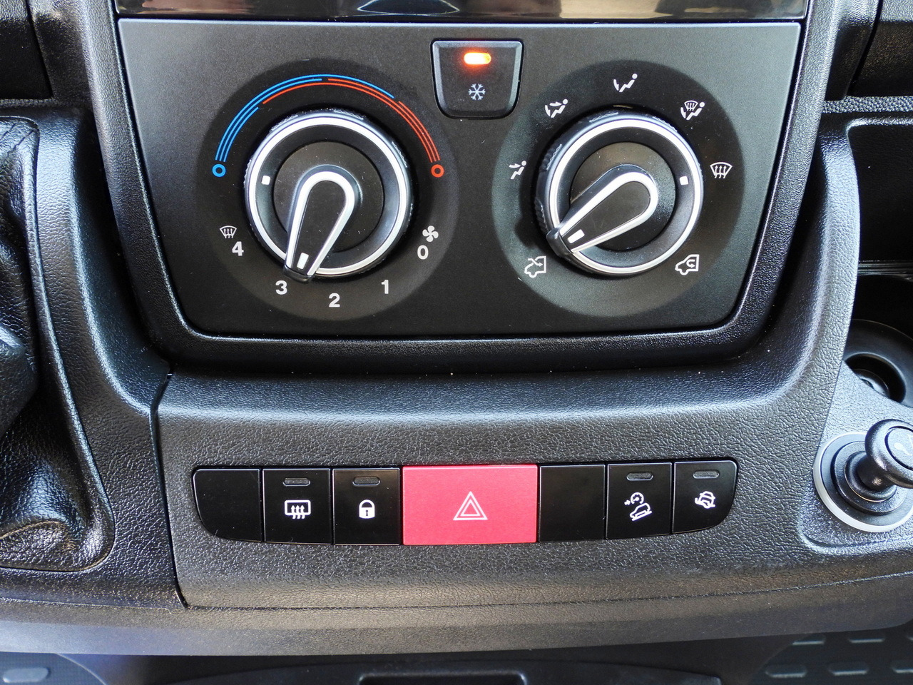 כלי רכב מסחרי מזהיר PEUGEOT BOXER TIPPER DOUBLE CABIN DOKA 7 SEATS CRUISE CONTROL AIR CONDITIONING 140HP: תמונה 34 כלי רכב מסחרי מזהיר PEUGEOT BOXER TIPPER DOUBLE CABIN DOKA 7 SEATS CRUISE CONTROL AIR CONDITIONING 140HP: תמונה 34