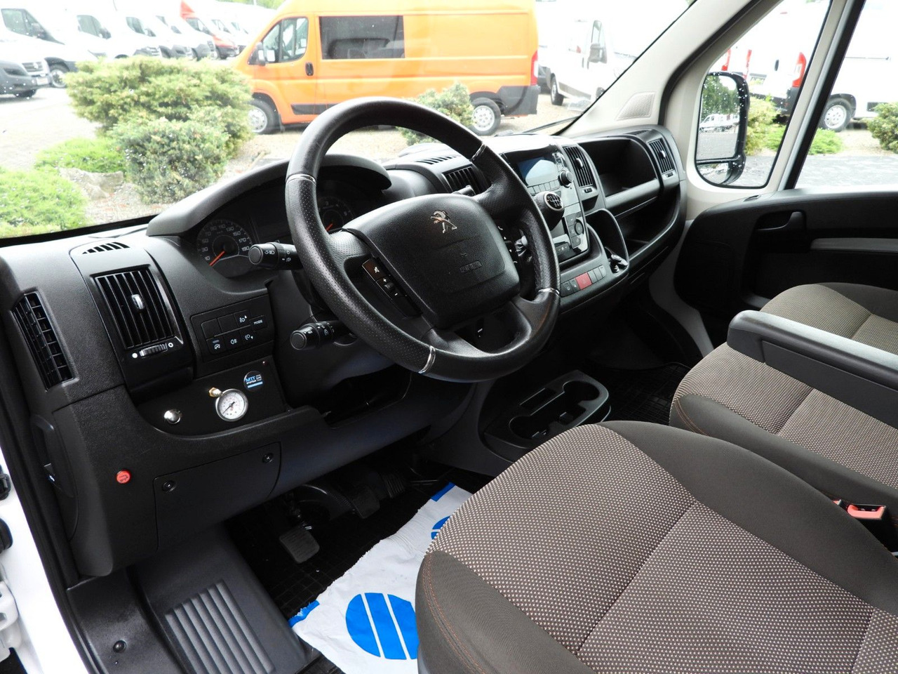 Peugeot BOXER PRITSCHE PLANE AUFZUG 8 PALETTEN TEMPOMAT - כלי רכב מסחרי עם וילונות צד: תמונה 2 Peugeot BOXER PRITSCHE PLANE AUFZUG 8 PALETTEN TEMPOMAT - כלי רכב מסחרי עם וילונות צד: תמונה 2