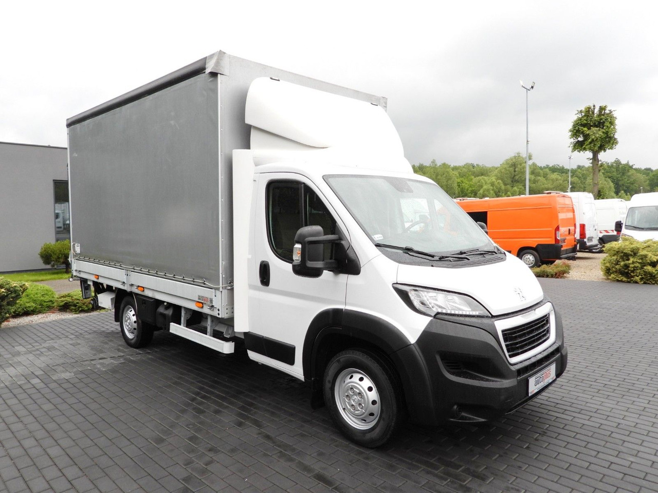 Peugeot BOXER PRITSCHE PLANE AUFZUG 8 PALETTEN TEMPOMAT - כלי רכב מסחרי עם וילונות צד: תמונה 4 Peugeot BOXER PRITSCHE PLANE AUFZUG 8 PALETTEN TEMPOMAT - כלי רכב מסחרי עם וילונות צד: תמונה 4