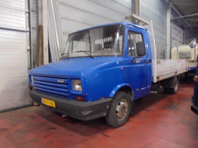 DAF 400 400 - משאית צד נופל/ שטוחה: תמונה 1 DAF 400 400 - משאית צד נופל/ שטוחה: תמונה 1