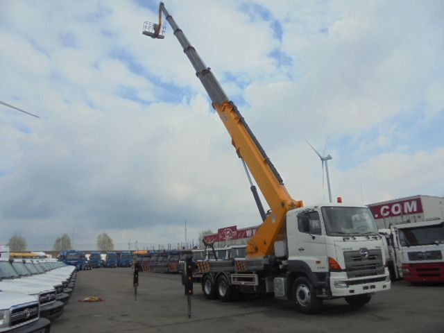 Hino 700 6X4 - פלטפורמה אווירית מותקנת על משאית: תמונה 3 Hino 700 6X4 - פלטפורמה אווירית מותקנת על משאית: תמונה 3