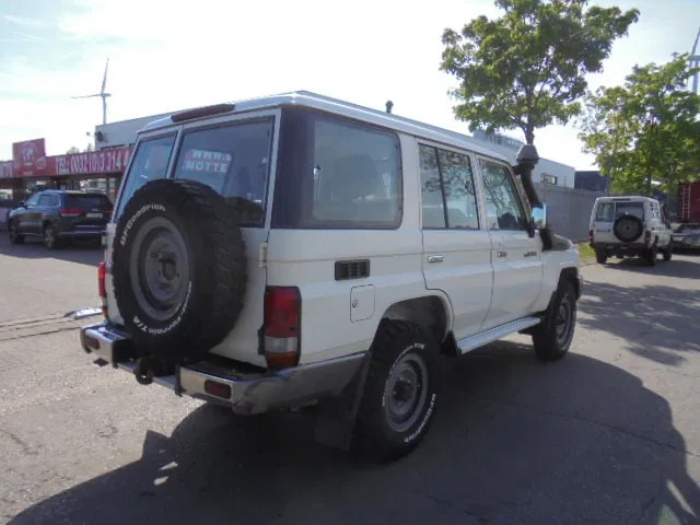 Toyota Land Cruiser HZJ76L 4X4 EXPORT OUTSIDE EU ONLY - מכונית: תמונה 4 Toyota Land Cruiser HZJ76L 4X4 EXPORT OUTSIDE EU ONLY - מכונית: תמונה 4