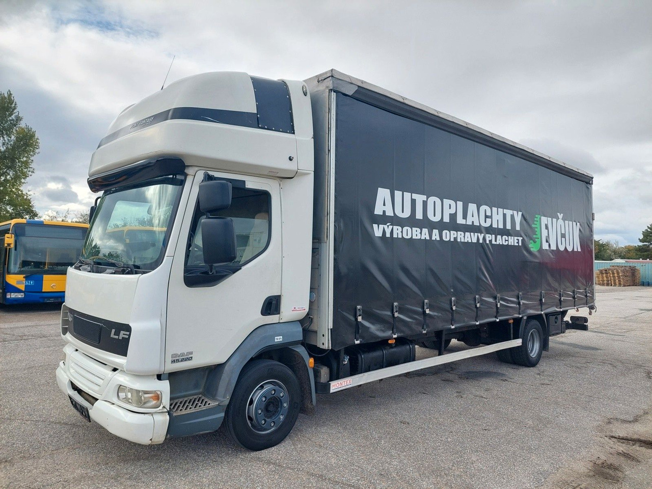 DAF FA LF 45.220 G12 4x2 - משאית וילונות צד: תמונה 1 DAF FA LF 45.220 G12 4x2 - משאית וילונות צד: תמונה 1