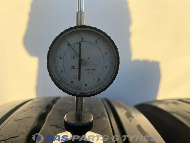 Continental Continental 315/70R22.5 Hybrid HS3+ 156/150 M+S 3PMSF gebruikte set - צמיג עבור משאית: תמונה 3 Continental Continental 315/70R22.5 Hybrid HS3+ 156/150 M+S 3PMSF gebruikte set - צמיג עבור משאית: תמונה 3