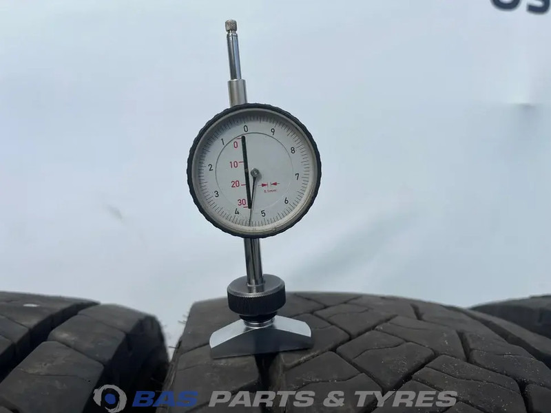 Goodyear Goodyear 285/70R19.5 KMAX D 146/144 M+S 3PMSF gebruikte set - צמיג עבור משאית: תמונה 3 Goodyear Goodyear 285/70R19.5 KMAX D 146/144 M+S 3PMSF gebruikte set - צמיג עבור משאית: תמונה 3