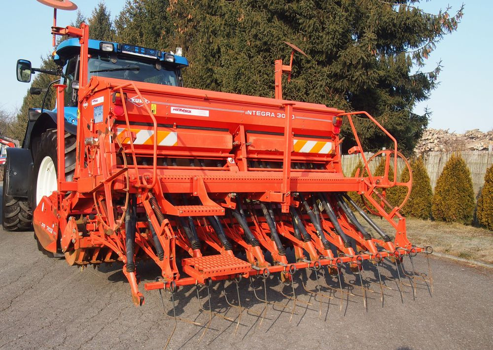 Agregat uprawowo-siewny Kuhn Kuhn HRB302D I INTEGRA 3000 2002 Brona wirowa + siewnik KUHN agregat uprawowo-siewny 3m - מקדחת זריעה משולבת: תמונה 2 Agregat uprawowo-siewny Kuhn Kuhn HRB302D I INTEGRA 3000 2002 Brona wirowa + siewnik KUHN agregat uprawowo-siewny 3m - מקדחת זריעה משולבת: תמונה 2
