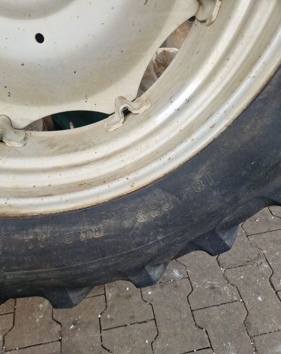 Części do Ciągnika Massey Ferguson MF 3000, 6000 Koła tylne 18,4R38 do ciągnika MF - חבילת גלגלים וצמיגים עבור מכונה חקלאית: תמונה 2 Części do Ciągnika Massey Ferguson MF 3000, 6000 Koła tylne 18,4R38 do ciągnika MF - חבילת גלגלים וצמיגים עבור מכונה חקלאית: תמונה 2