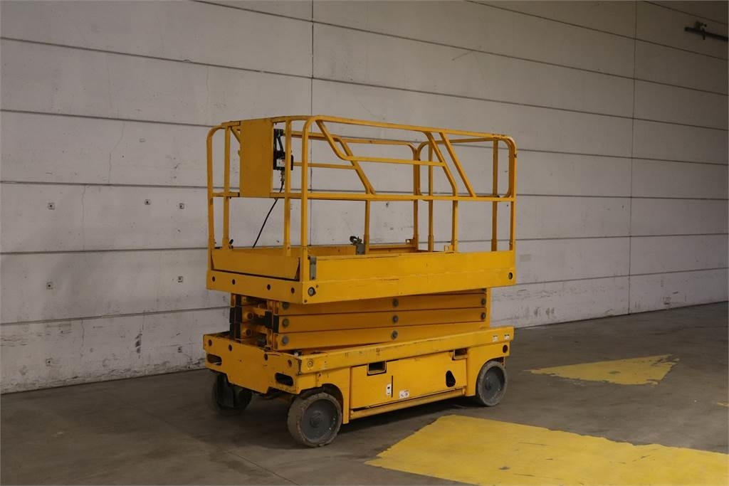 Haulotte Compact 10 - מעלית מספריים: תמונה 4 Haulotte Compact 10 - מעלית מספריים: תמונה 4