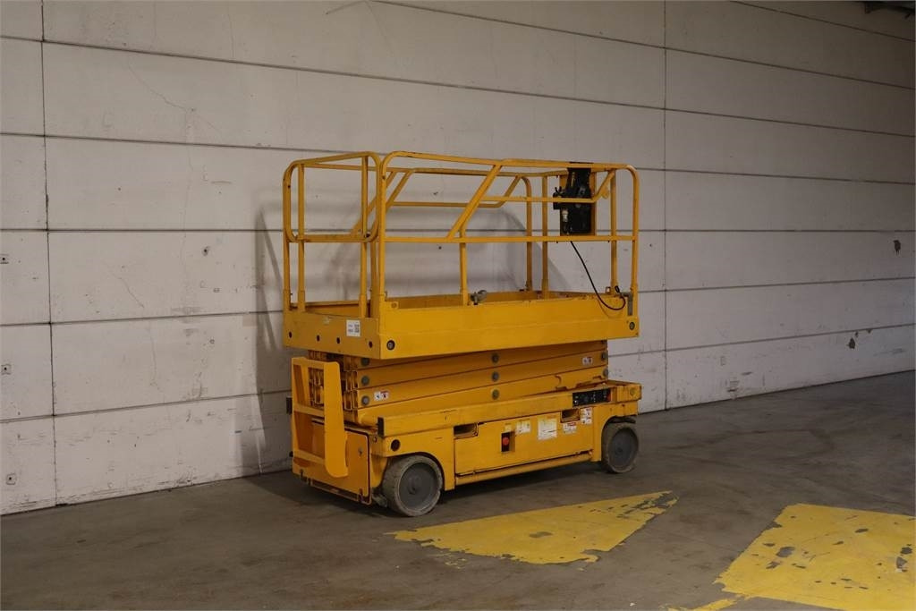 Haulotte Compact 10 - מעלית מספריים: תמונה 3 Haulotte Compact 10 - מעלית מספריים: תמונה 3