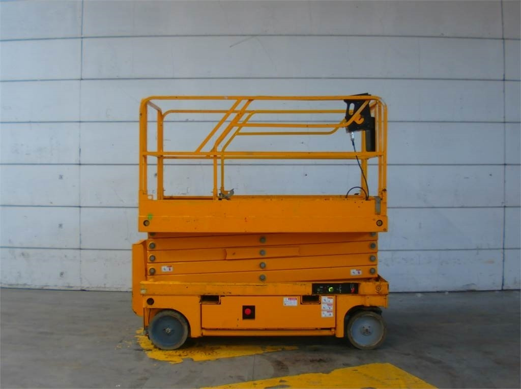 Haulotte Compact 12 - מעלית מספריים: תמונה 1 Haulotte Compact 12 - מעלית מספריים: תמונה 1