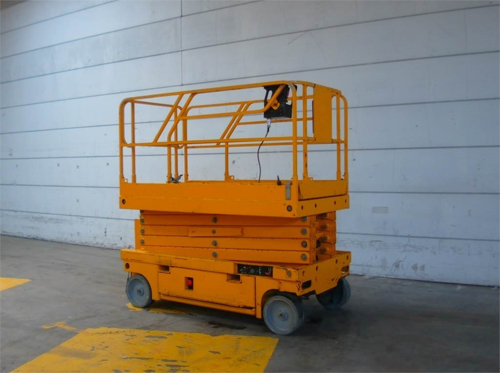 Haulotte Compact 12 - מעלית מספריים: תמונה 3 Haulotte Compact 12 - מעלית מספריים: תמונה 3