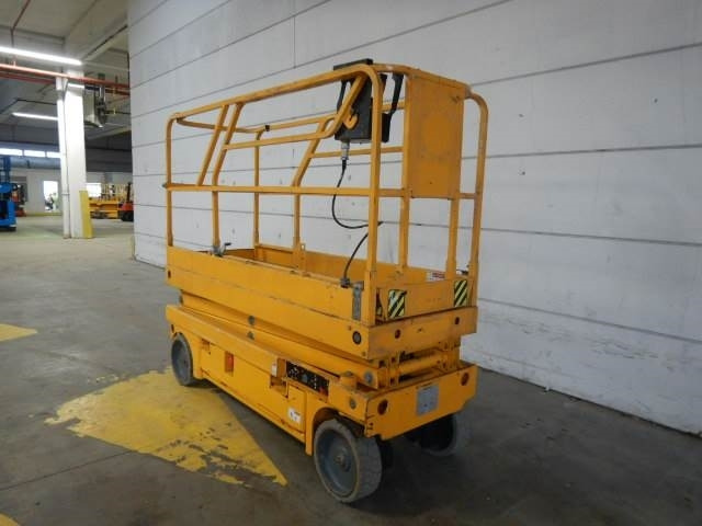 Haulotte Compact 8CU - מעלית מספריים: תמונה 3 Haulotte Compact 8CU - מעלית מספריים: תמונה 3