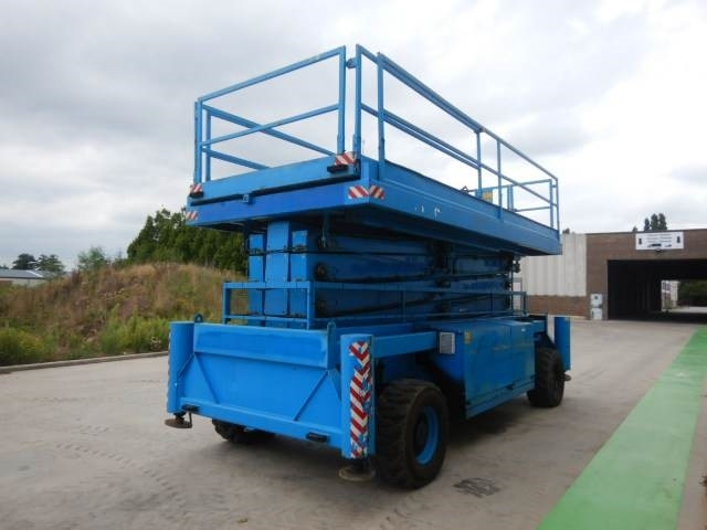 Holland Lift M250DL27 - מעלית מספריים: תמונה 4 Holland Lift M250DL27 - מעלית מספריים: תמונה 4