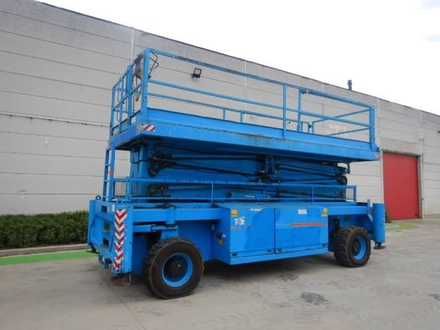 Holland Lift M250DL27 - מעלית מספריים: תמונה 2 Holland Lift M250DL27 - מעלית מספריים: תמונה 2