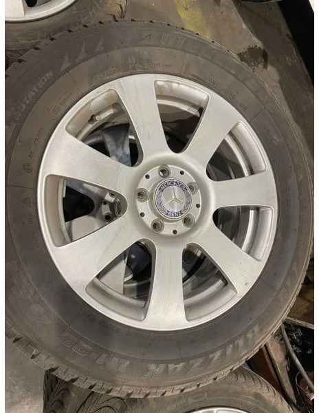 Bridgestone *Mercedes velgen 17 inch met Bridgestone banden*235/60 R17 - גלגלים וצמיגים עבור מכונית: תמונה 2 Bridgestone *Mercedes velgen 17 inch met Bridgestone banden*235/60 R17 - גלגלים וצמיגים עבור מכונית: תמונה 2