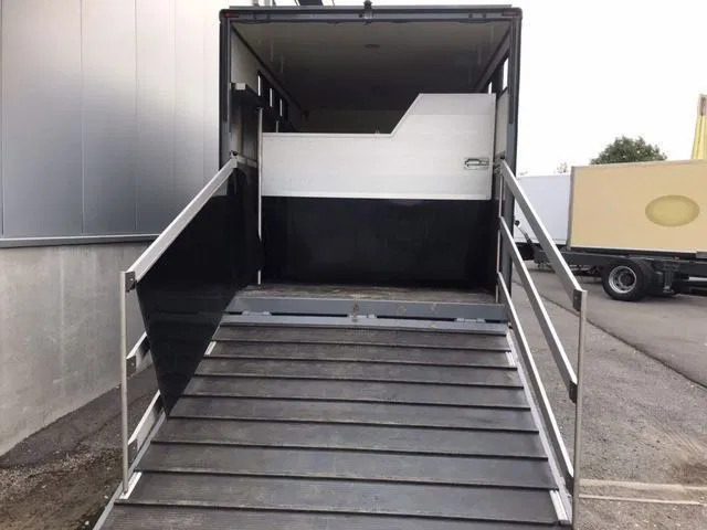 Mercedes-Benz Atego 1018 *Cruise control*Airco*Achteruitrijcamera*elektrische ruiten - משאית סוסים: תמונה 3 Mercedes-Benz Atego 1018 *Cruise control*Airco*Achteruitrijcamera*elektrische ruiten - משאית סוסים: תמונה 3