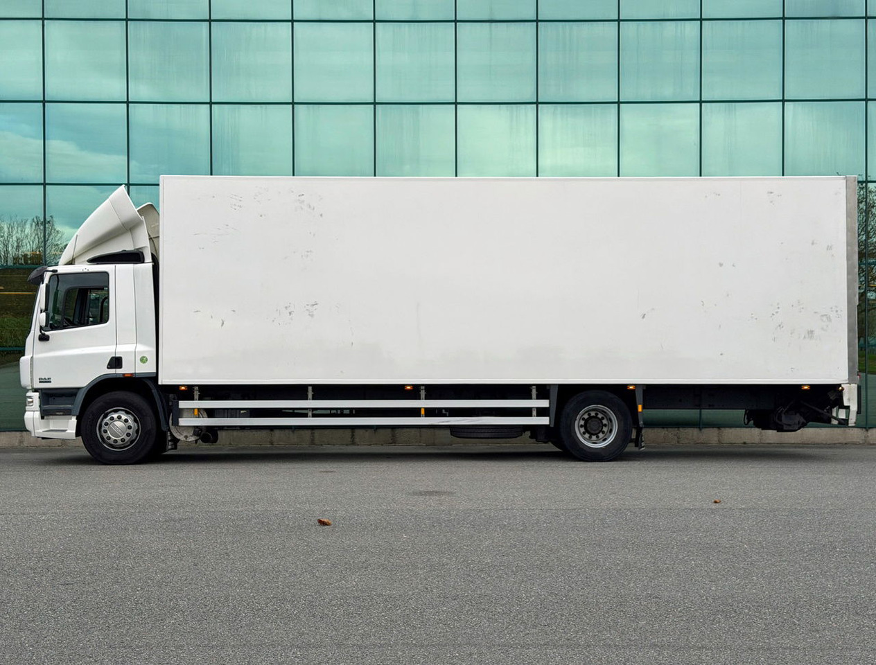 DAF CF 75.250 Euro 3 Manual Gearbox VAN Beurden Isolated BOX Tail Lift Super Condition NL-Truck - משאית תיבה: תמונה 2 DAF CF 75.250 Euro 3 Manual Gearbox VAN Beurden Isolated BOX Tail Lift Super Condition NL-Truck - משאית תיבה: תמונה 2