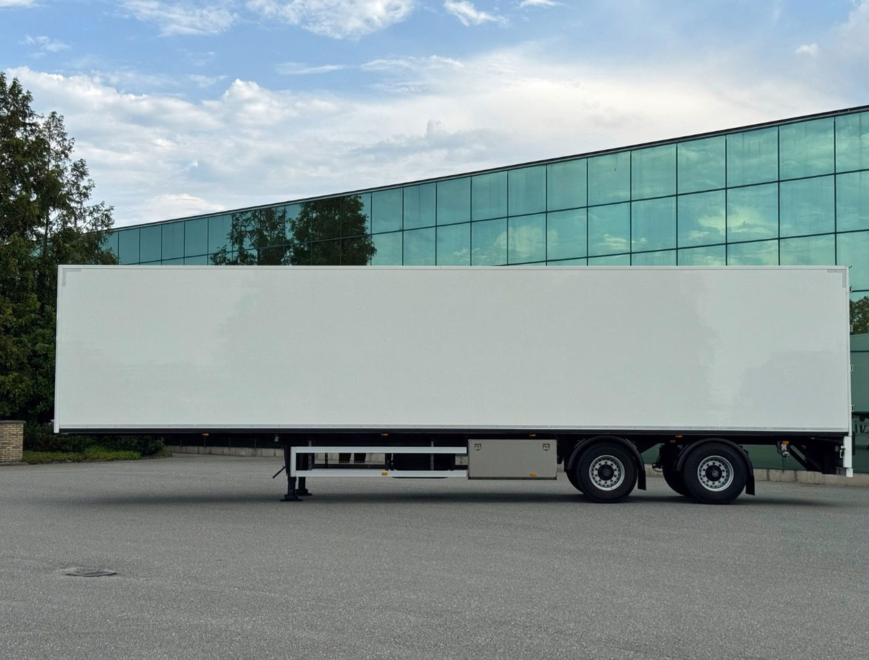 FAG 2 AS Burgers BAK Geisoleerd Gegalvaniseerd Chassis ZO Goed ALS Nieuw Direct Leverbaar 1325 x 244 x 267 CM Inwendig - סמיטריילר בתיבה סגורה: תמונה 2 FAG 2 AS Burgers BAK Geisoleerd Gegalvaniseerd Chassis ZO Goed ALS Nieuw Direct Leverbaar 1325 x 244 x 267 CM Inwendig - סמיטריילר בתיבה סגורה: תמונה 2
