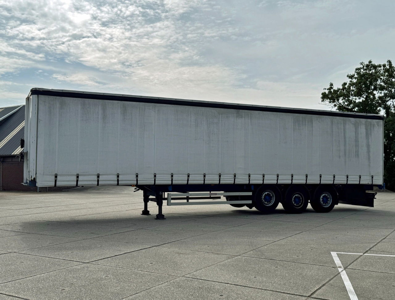 Renders 3 Axle Disc Brakes Lift Axle Nice Chassis Wooden Floor Sliding Roof - סמיטריילר עם וילונות צד: תמונה 2 Renders 3 Axle Disc Brakes Lift Axle Nice Chassis Wooden Floor Sliding Roof - סמיטריילר עם וילונות צד: תמונה 2
