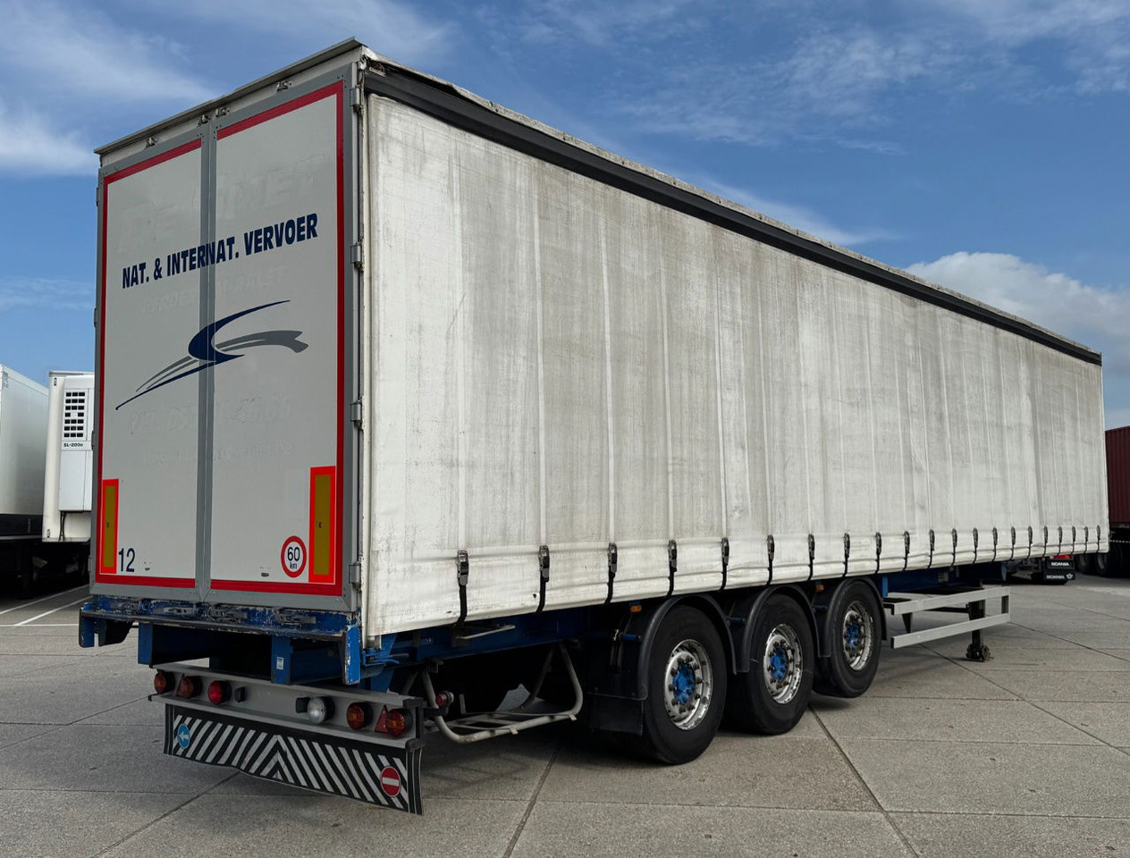 Renders 3 Axle Disc Brakes Lift Axle Nice Chassis Wooden Floor Sliding Roof - סמיטריילר עם וילונות צד: תמונה 5 Renders 3 Axle Disc Brakes Lift Axle Nice Chassis Wooden Floor Sliding Roof - סמיטריילר עם וילונות צד: תמונה 5