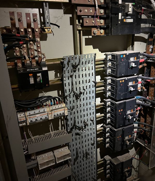 Armoires electriques completes ou nue - ציוד תעשייתי: תמונה 1 Armoires electriques completes ou nue - ציוד תעשייתי: תמונה 1