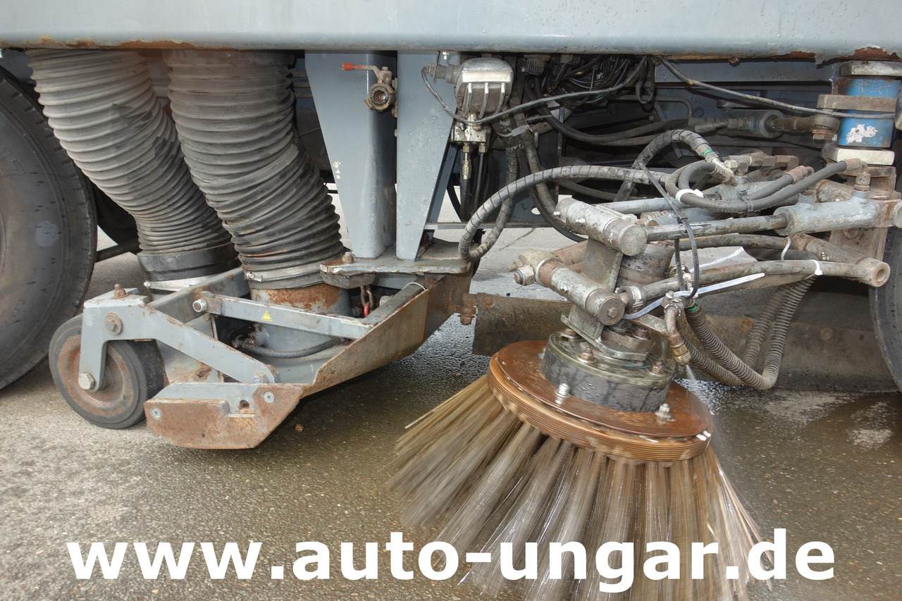 Aebi MFH 5000 Kehrmaschine Baujahr 2004 4-Rad Lenkung Wildkrautbesen - מטאטא כבישים: תמונה 5 Aebi MFH 5000 Kehrmaschine Baujahr 2004 4-Rad Lenkung Wildkrautbesen - מטאטא כבישים: תמונה 5