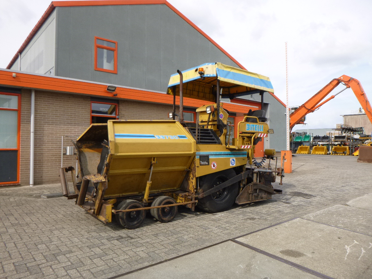 CATERPILLAR BB730 - מרצף אספלט: תמונה 1 CATERPILLAR BB730 - מרצף אספלט: תמונה 1