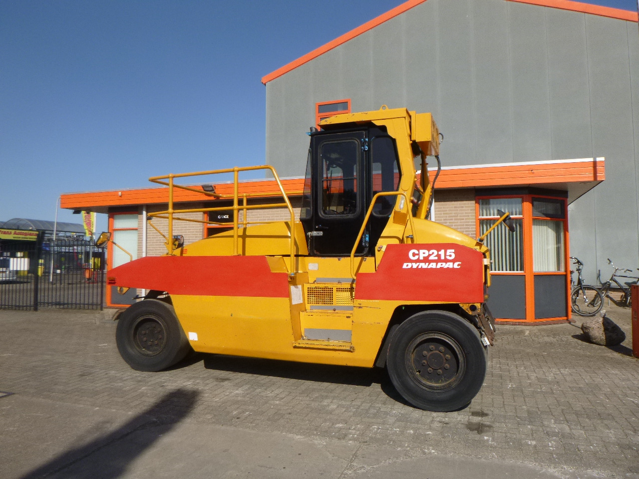 DYNAPAC CP215(HITACHI) - רולר פניאומטי: תמונה 1 DYNAPAC CP215(HITACHI) - רולר פניאומטי: תמונה 1