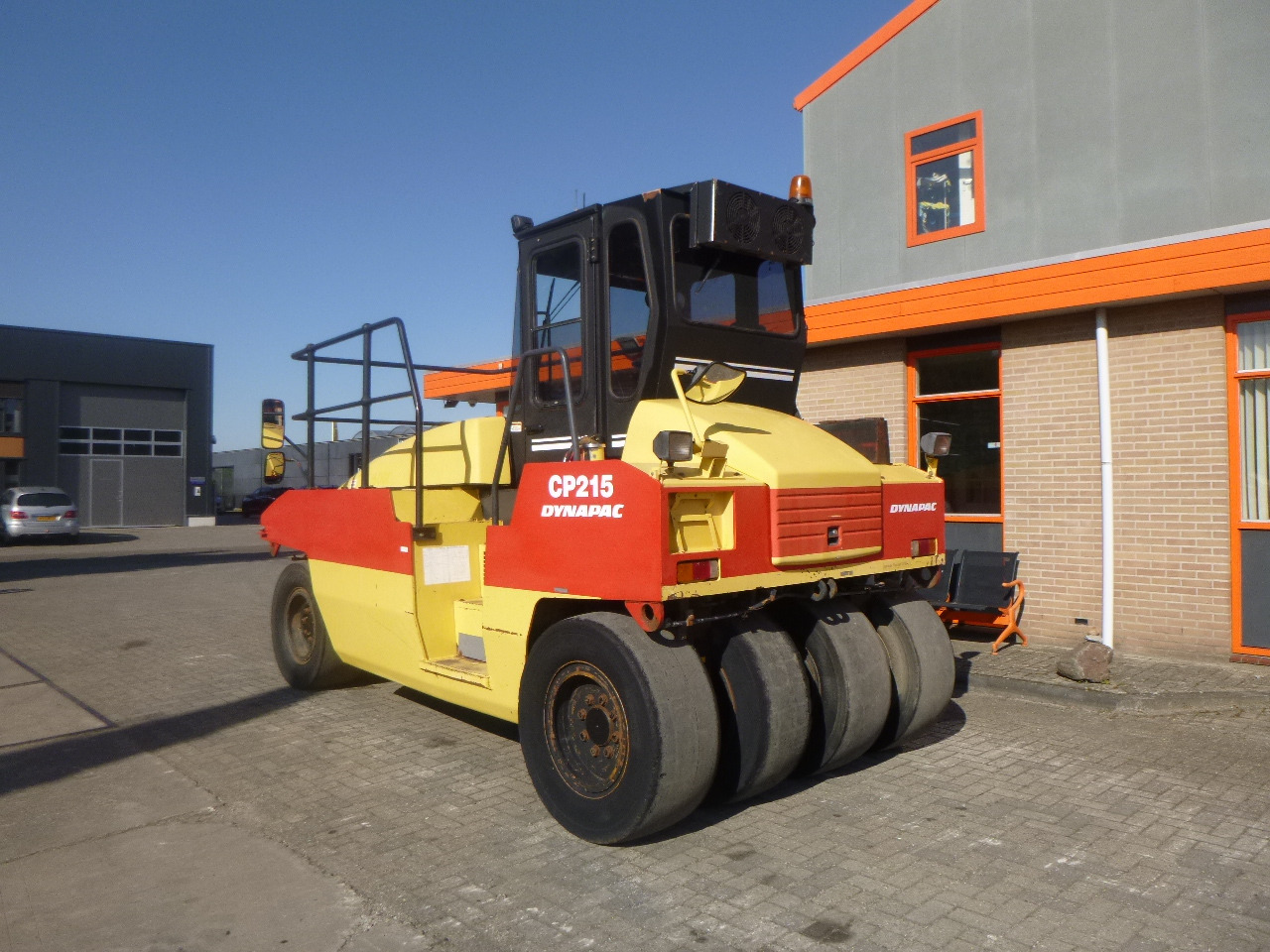 DYNAPAC CP215(HITACHI) - רולר פניאומטי: תמונה 2 DYNAPAC CP215(HITACHI) - רולר פניאומטי: תמונה 2