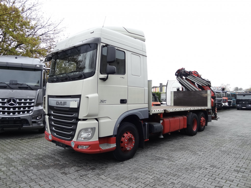 Daf XF440 6X2 Fassi 235 mit Jib bis 24.50 Meter - משאית מנוף, משאית צד נופל/ שטוחה: תמונה 1 Daf XF440 6X2 Fassi 235 mit Jib bis 24.50 Meter - משאית מנוף, משאית צד נופל/ שטוחה: תמונה 1