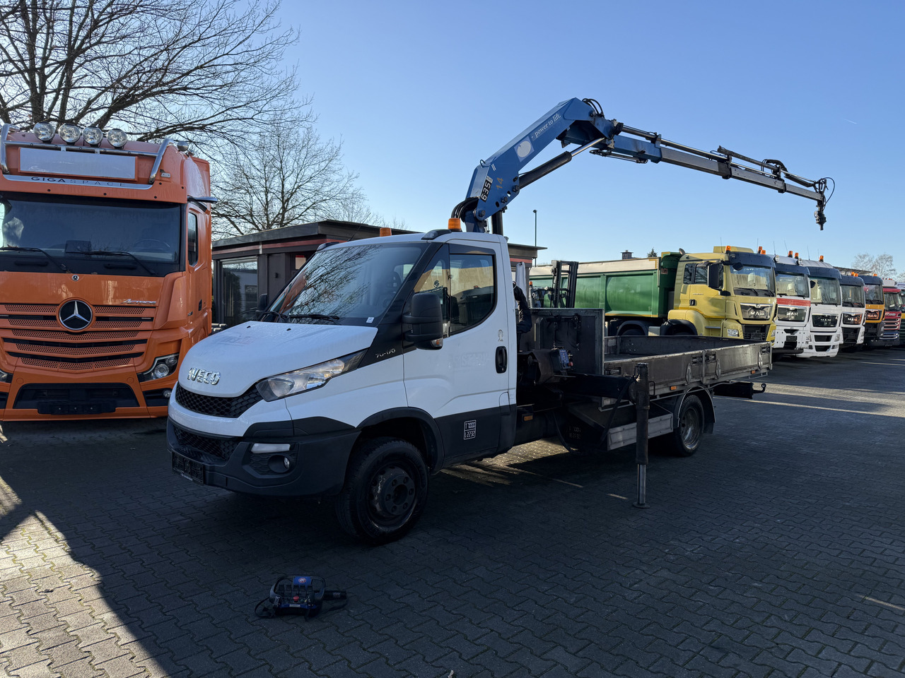 Iveco Daily 70C17 HMF 635 Kran bis 11 Meter - משאית מנוף, כלי רכב מסחרי במיטה שטוחה: תמונה 1 Iveco Daily 70C17 HMF 635 Kran bis 11 Meter - משאית מנוף, כלי רכב מסחרי במיטה שטוחה: תמונה 1