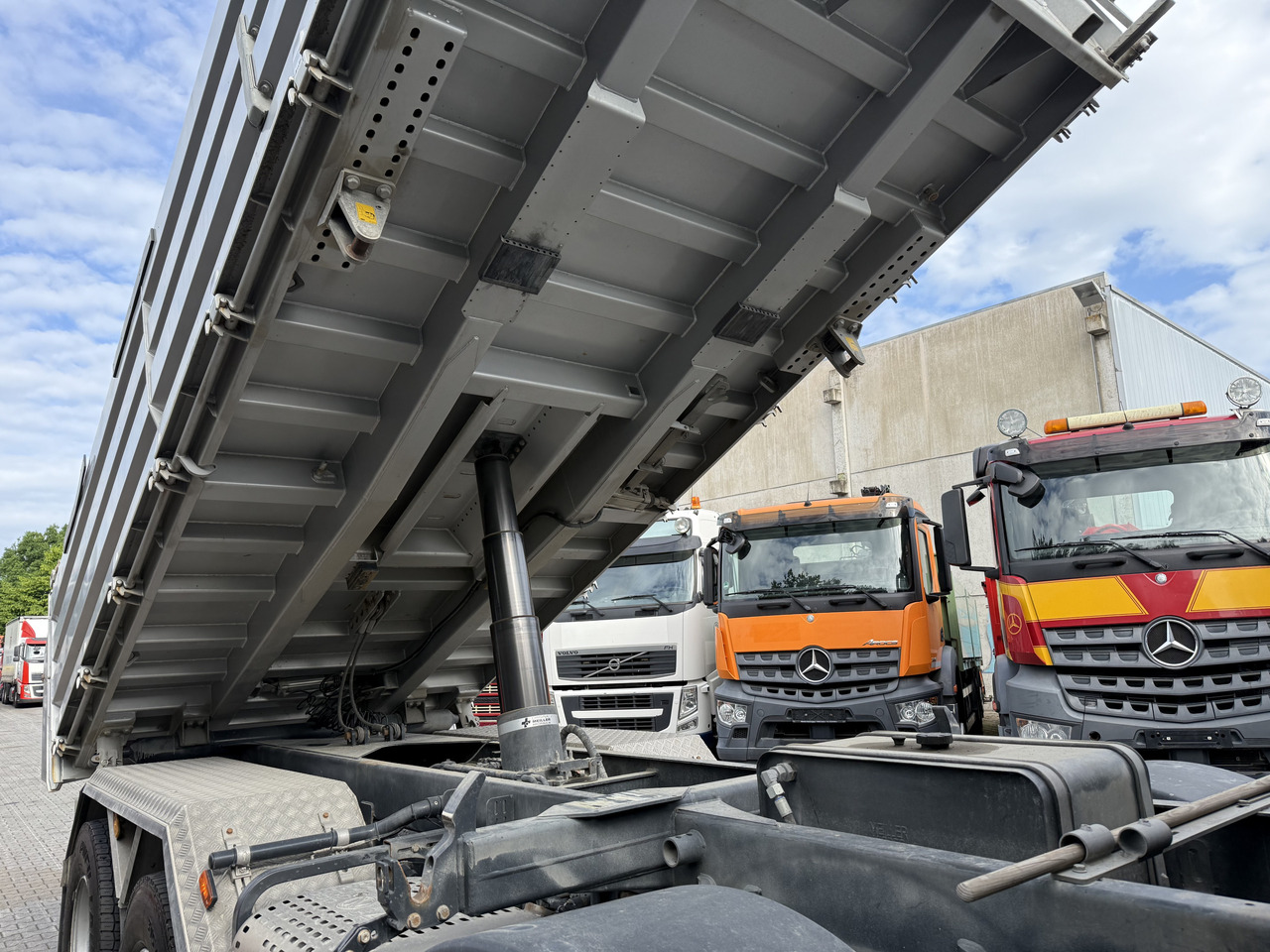 Iveco T-Way 510 / AT410T51 8X4 Meiller - מזהיר: תמונה 3 Iveco T-Way 510 / AT410T51 8X4 Meiller - מזהיר: תמונה 3