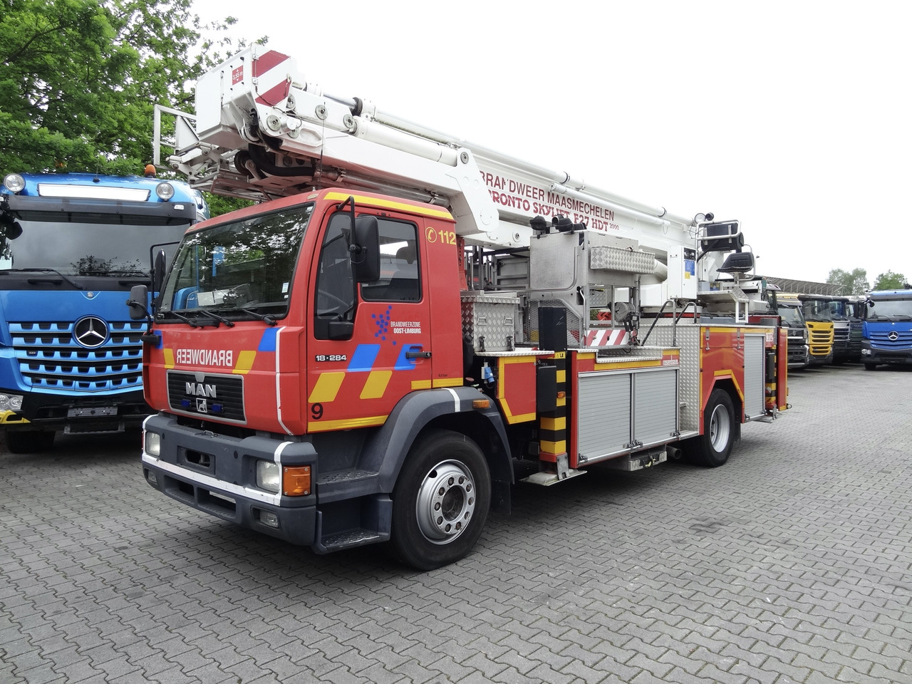 MAN L2000 18.284 Feuerwehr Bronto Skylift 27 Meter - פלטפורמה אווירית מותקנת על משאית: תמונה 1 MAN L2000 18.284 Feuerwehr Bronto Skylift 27 Meter - פלטפורמה אווירית מותקנת על משאית: תמונה 1