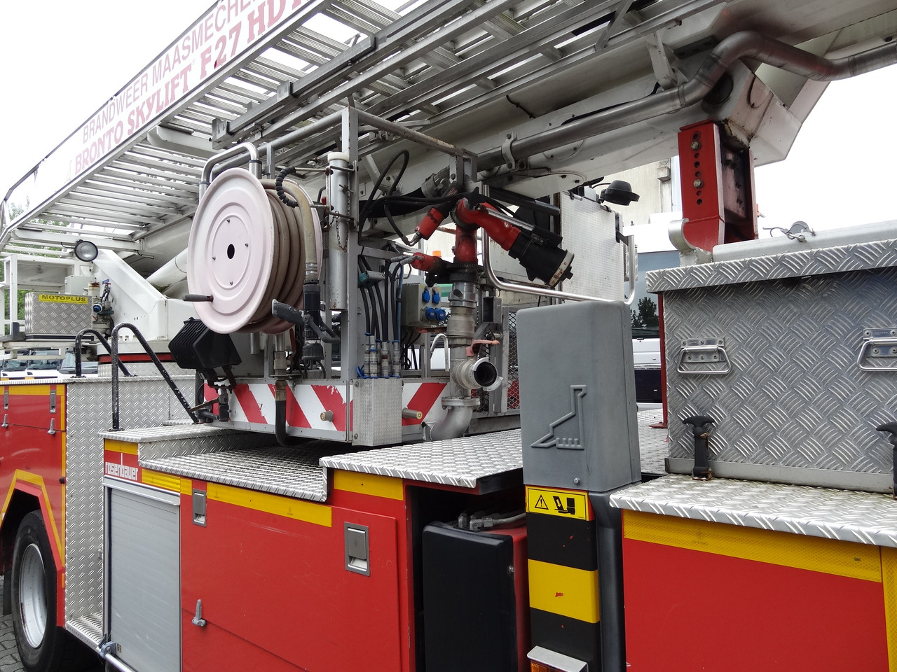 MAN L2000 18.284 Feuerwehr Bronto Skylift 27 Meter - פלטפורמה אווירית מותקנת על משאית: תמונה 2 MAN L2000 18.284 Feuerwehr Bronto Skylift 27 Meter - פלטפורמה אווירית מותקנת על משאית: תמונה 2